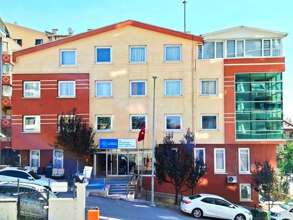 Yurtkurtuluş Erkek Öğrenci Yurdu bina dış görünüşü - Çankaya Ankara